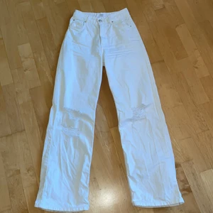 Bershka vita jeans  - Använt flitigt men i bra skick. Hål i knän, helvita. Straight/wide passform. 