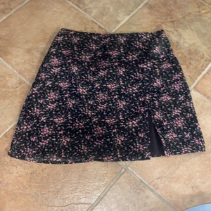 Kjol från NAKD - Gullig liten kjol från NAKD, storlek M. Lite stor i midjan men annars väldigt true to size! Frakt på 66kr tillkommer 🥰