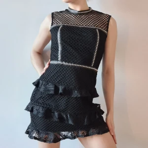 Svart nätklänning med nitar, stl S - Svart nätklänning med nitar och volanger. Den har en lång dragkedja baktill (bild kan skickas på förfrågan). Märke: Glamorous. Storlek S. Frakt tillkommer: 