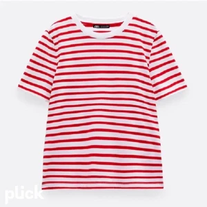 Zara randig t-shirt  - Säljer den röda randiga t-shortsen från zara i storlek S