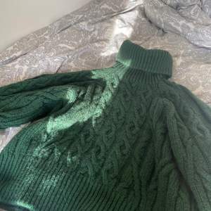 En jätte populär grön tjock tröja med krage från zara köptes i vintras med kom aldrig till användning, har öppna detaljer vid Axlarna vilket är så fint!!!❤️‍🩹❤️‍🩹