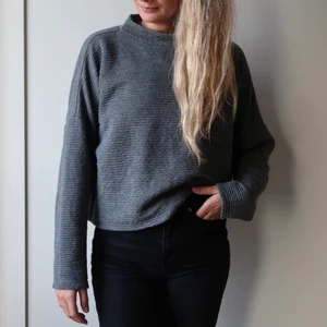 Grå tröja - Frakt tillkommer 