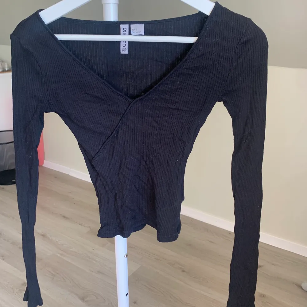 En svart supersöt tröja som är passar perfekt till sommaren. Den ser ut som den gör på bilden för den är tight. Formar kroppen perfekt! Den är lite kortare och kan möjligtvis kallas croptop. Toppar.