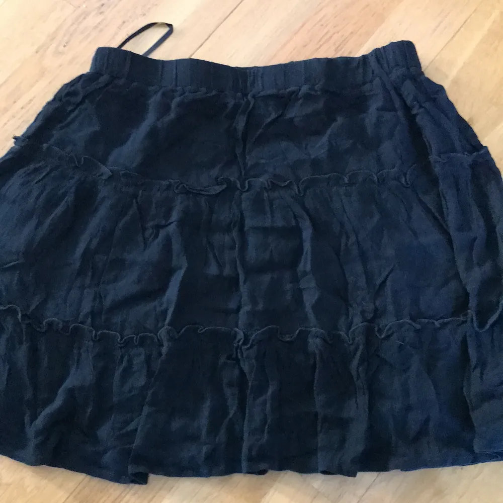 Säljer min nya kjol, som är en M, skicka för mer info . Kjolar.