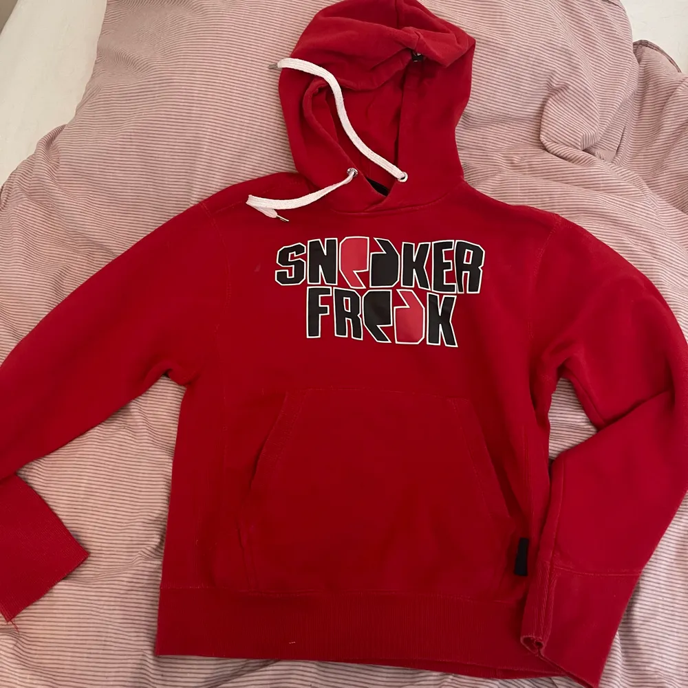 Sneaker freak hoodie, använd en del men i bra skick. Storlek xs sitter som s. . Tröjor & Koftor.