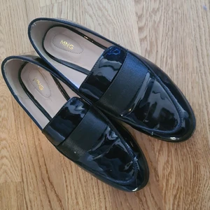 Mango - Loafers oanvända från Mango i strl 37. Säljes för 200 exkl frakt. 