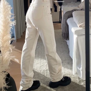 Pepe jeans - Säljer ett par vita Dua Lipa x Pepe jeans. Köpta för 799 på zalando. Säljer pga för stora och använda en eller två gånger endast, där med i väldigt bra skick! Priset kan diskuteras. Innerbenslängd 86cm. Frakt tillkommer!