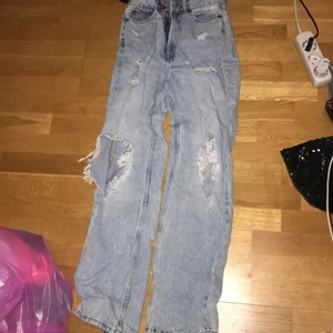 Håliga jeans  - Super snygga håliga hägmidjade jeans från hm i storlek xs. Säljer de för 50kr plus frakt. Priset kan diskuteras💗