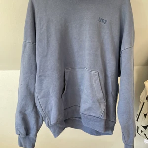 Levi’s hoodie - En blå Hoodie från levi’s och nästan aldrig använd och är i bra och fint skick i storlek S