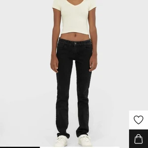 Stradivarius jeans - Super fina oanvända stradivarius lågmidjade jeans som tyvärr var för små, köpta på plick och skulle kunna byta mot en storlek större(40)❤️
