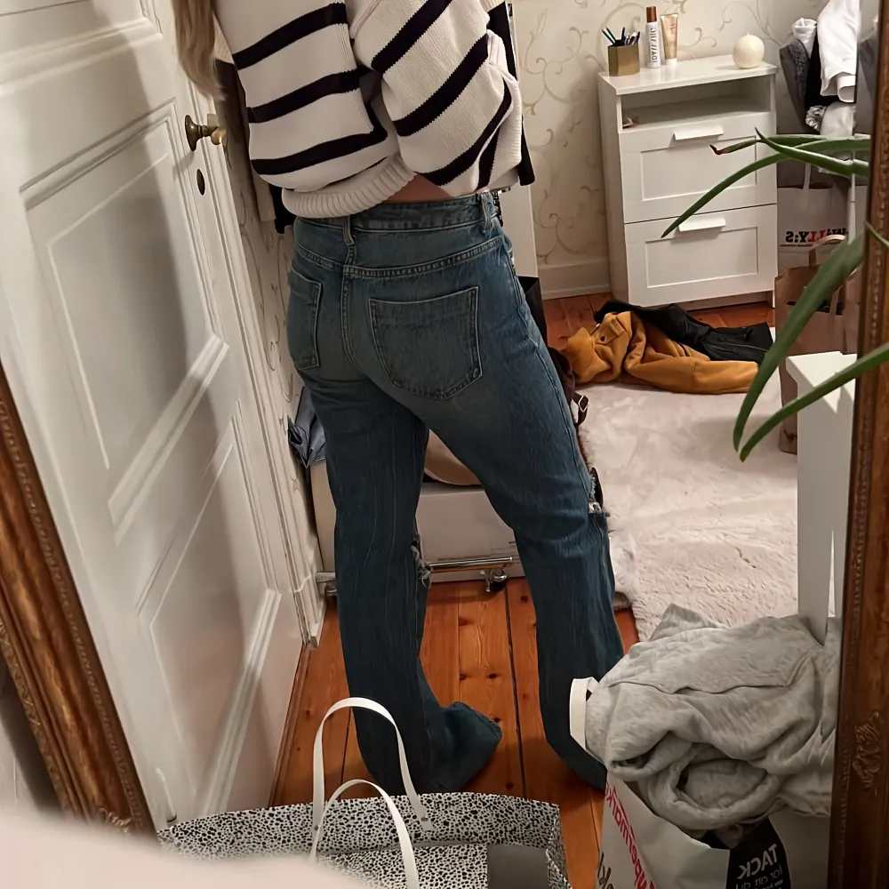 Zara jeans som är alldeles för långa på mig men as as snygga😍jag är 163 för referens passar nog någon över 170, storlek 38 men små i storleken mer 36. Jeans & Byxor.