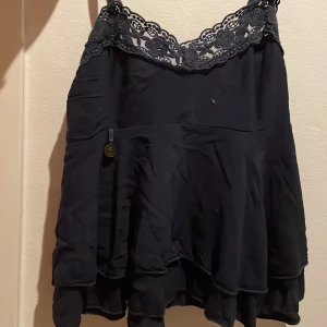 Sommartopp - En jätte fin blå sommar topp som jag har köpt second hand. Den passar allt och är jätte skön.