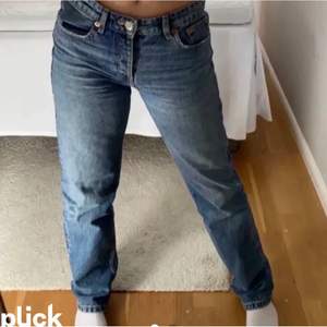Säljer dessa skitsnygga jeans från zara då dom inte kommer till användning. Knappt använda. Köparen står för frakt! (lånad första bild)