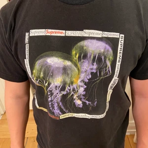 Supreme t-shirt  - Väl använd supreme tröja men fortfarande i fint skick. Lite mindre i storleken. 😊