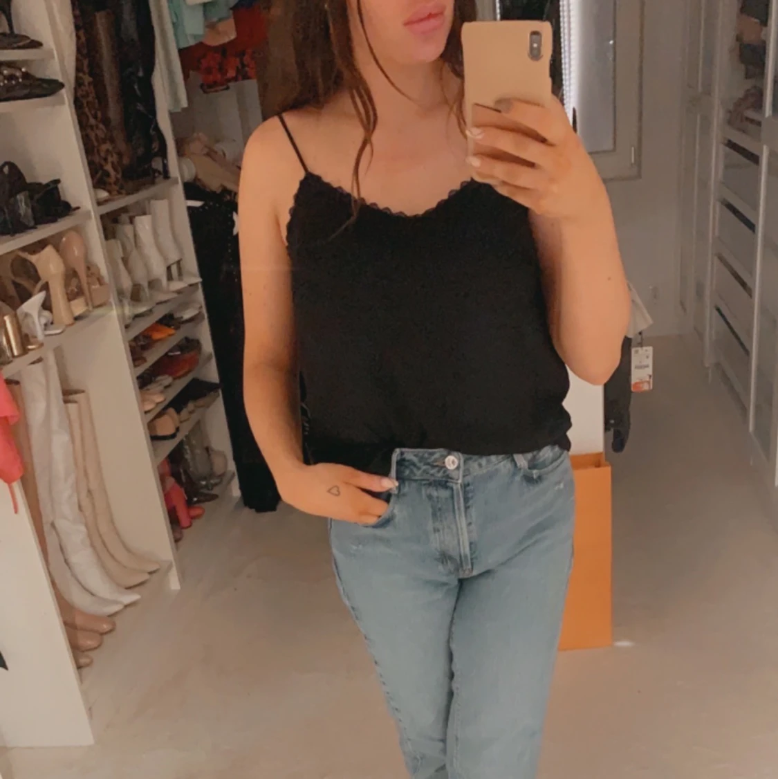 Svart linne med spets