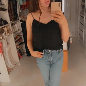 Svart linne med spets - Svart linne med en spetskant. Kan mötas vid Odenplan eller Enköping.