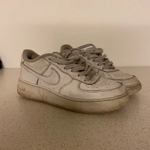 Nike Air Force 1 - Nike Air Force 1 i storlek 38,5. Hälarna är något upprivna i hälarna (se sista bild) men inget som känns. Skorna är i använt skick därav de billiga priset