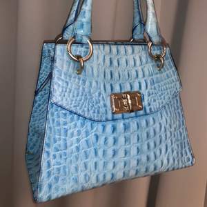 Supersnygg och trendig baby blå väska som är perfekt till våren🤩 (tosca)