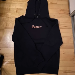 Butter goods hoodie - Butter goods hoodie i storlek M. I jätte bra skick, köparen står för frakt 💚