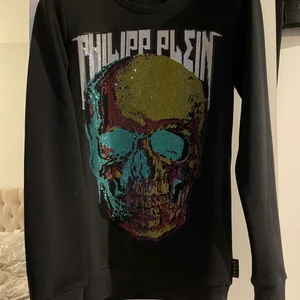 Philip Plein sweatshirt  - Säljer min kompis Philip Plein tröja som var för liten. Den är aldrig använd bara testad. De kommer med extra diamanter. Köpt från miinto 