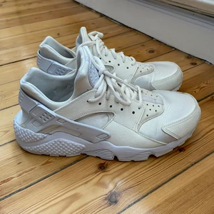 Nike huarache vita - Säljer ett par Nike huarache vita i strl 40,5 (små i storleken), har vanligtvis strl 39 och de sitter bra på mig. Använda några få gånger. Finns i Stockholm!