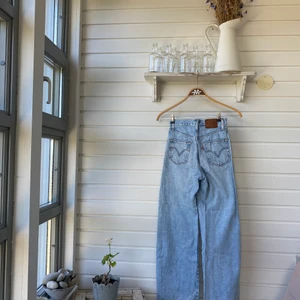 Levis jeans, Ribcage Wideleg, storlek 24 - Levi’s jeans, modell: Ribcage Wideleg i storlek 24. Uppsydd till mig som är 158cm