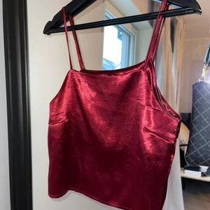 Rött linne - Superfin skimrigt linne. Aldig använd, men har blivit lite sliten i banden av att hänga på trägalge då materialet är väldigt känsligt, ingen direkt märkbart❤️ 