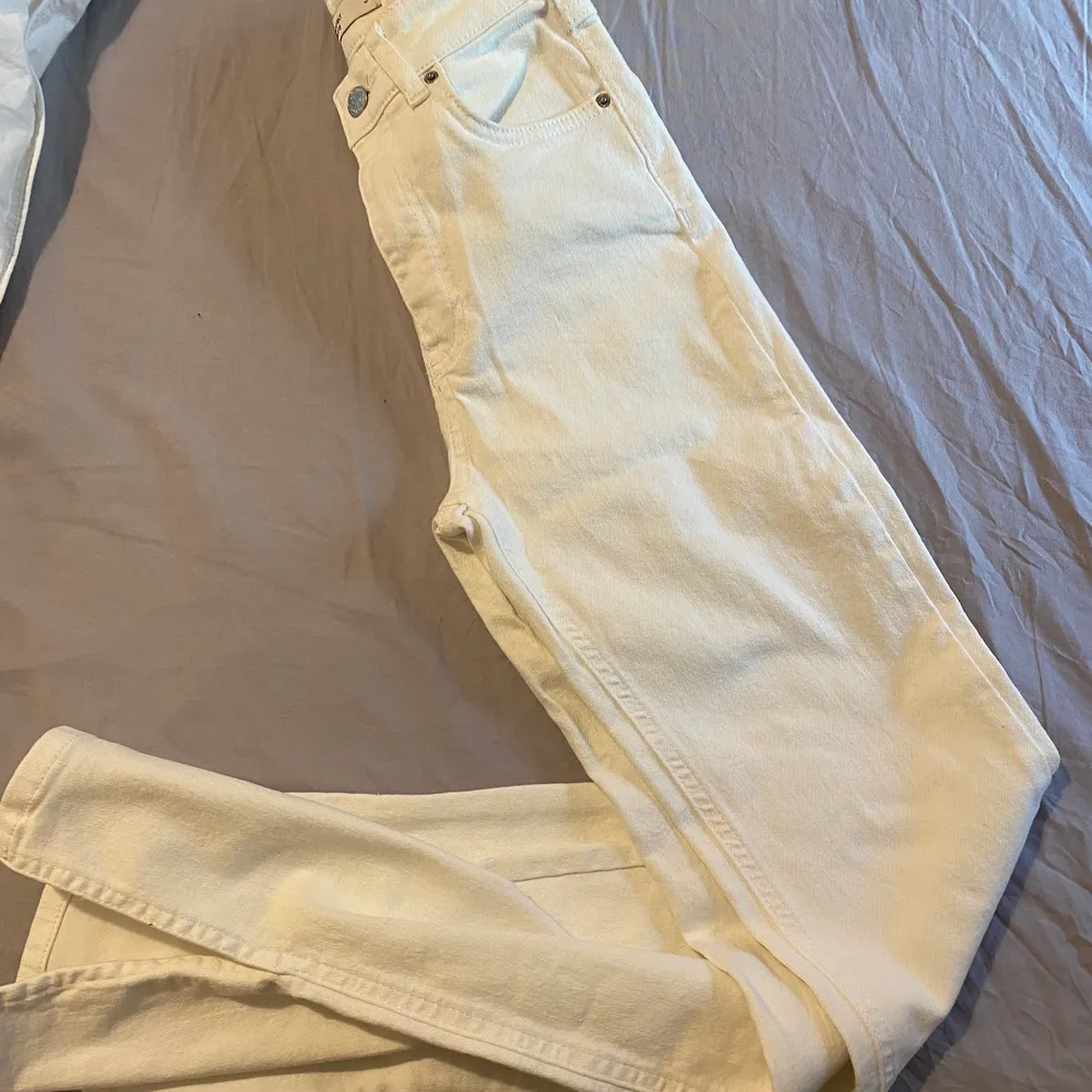 Gina tricot högmidjade vita jeans med slits, sitter jätte snyggt på till sommaren! Nypris 499kr använd få gånger . Jeans & Byxor.