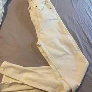 Gina tricot högmidjade vita jeans med slits, sitter jätte snyggt på till sommaren! Nypris 499kr använd få gånger 