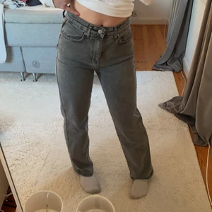 Gråa jeans - Helt nya jeans från Madlady, aldrig använt och säljer pågrund av att jag aldrig haft någon användning av dem, köpte dem vid jul. Storleken är 32 men dem sitter som 34 & 36, då jag vanligtvis har 34 igentligen. Jag är 160. Nypris: 500 kr