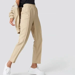 NAKD beiga byxor - Beiga snygga byxor från Nakd. Stl 36, men något korta för mig som är 168cm. Använda fåtal gånger. 💓 Köparen står för frakten