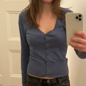 Stickad kofta - Så fin blå stickad kofta i storlek S stretchig i materialet så passar nog M också. Köparen står för frakten och jag kan posta dagen efter📦💓 tröjan är använd men i bra skick👍🏻