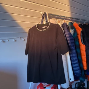Fila Tshirt  - Snygg Svart fila tröja som är i storlek M. Storleken är ganska oversized så den passar M och L. Tröjan är i jätte fint skick, inga fläckar eller något. 