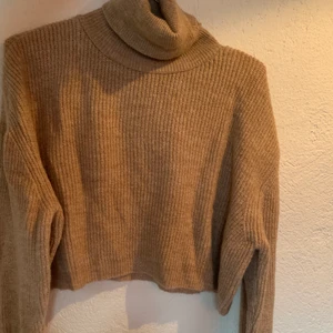 Stickad beige tröja🤎 60kr+frakt  - Mjuk stickad, lite kroppad tröja från berschka, passar alla storlekar mellan xs och M 🤎