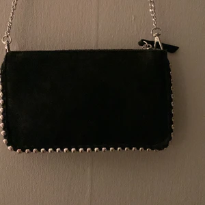 ? Mellan, liten? - Säljer min trendiga, älskade zara väska då den inte kommer till användning längre:( Väskan är slutsåld på zara och jag köpte den i Italien💗 Kom privat ifall ni vill ha fler bilder💕 Budgivning sker EJ privat (ifall det blir budgivning) !Tror jag köpte väskan för ungefär 390 kr!