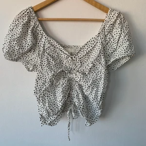 H&M - Säljer denna fina sommartopp. Storleken är M men sitter lite löst. Betala endast på swish🤍