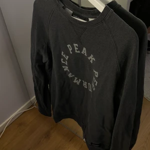 Sweasthirt - Vintage sweatshirt från peak!! Säljer då den inte kommer till användning. Passar nog alla beroende på hur man vill att den sitter. Hör av er vid frågor. Köparen står för frakt som tillkommer på ungefär 60kr💕💕