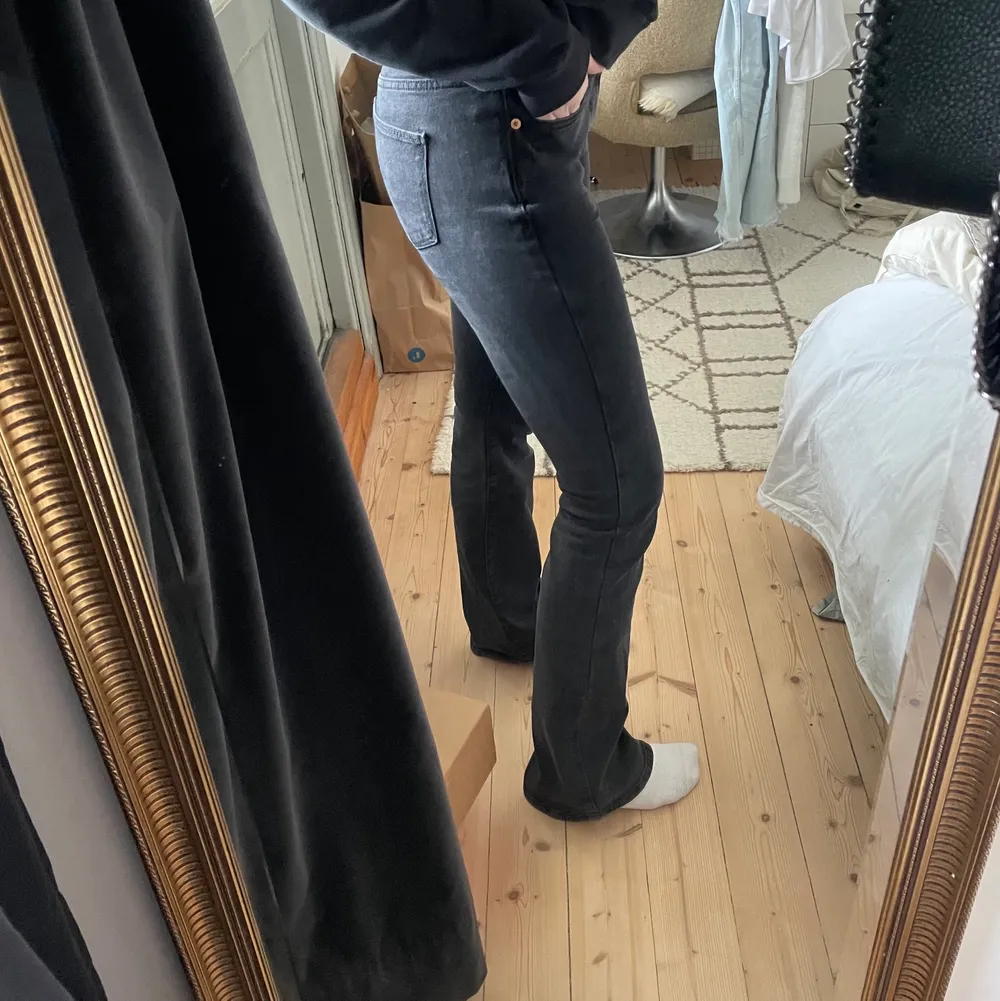 Säljer dessa snygga jeans från asos i storlek 34. Väldigt bra skick !!💕💕. Jeans & Byxor.