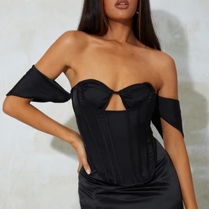 Svart korsett - Säljer en svart korsett från Pretty little thing. Endast provad, lappen sitter kvar! Säljer pga tycker inte det passar till mitt mörka hår (helknäppt jag vet) storlek S. Frakt ingår i priset! 