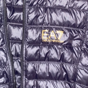 EA7 dunjacka  - Den är i storlek M men passar även large.Köpte den för 1299 kr på zalando 