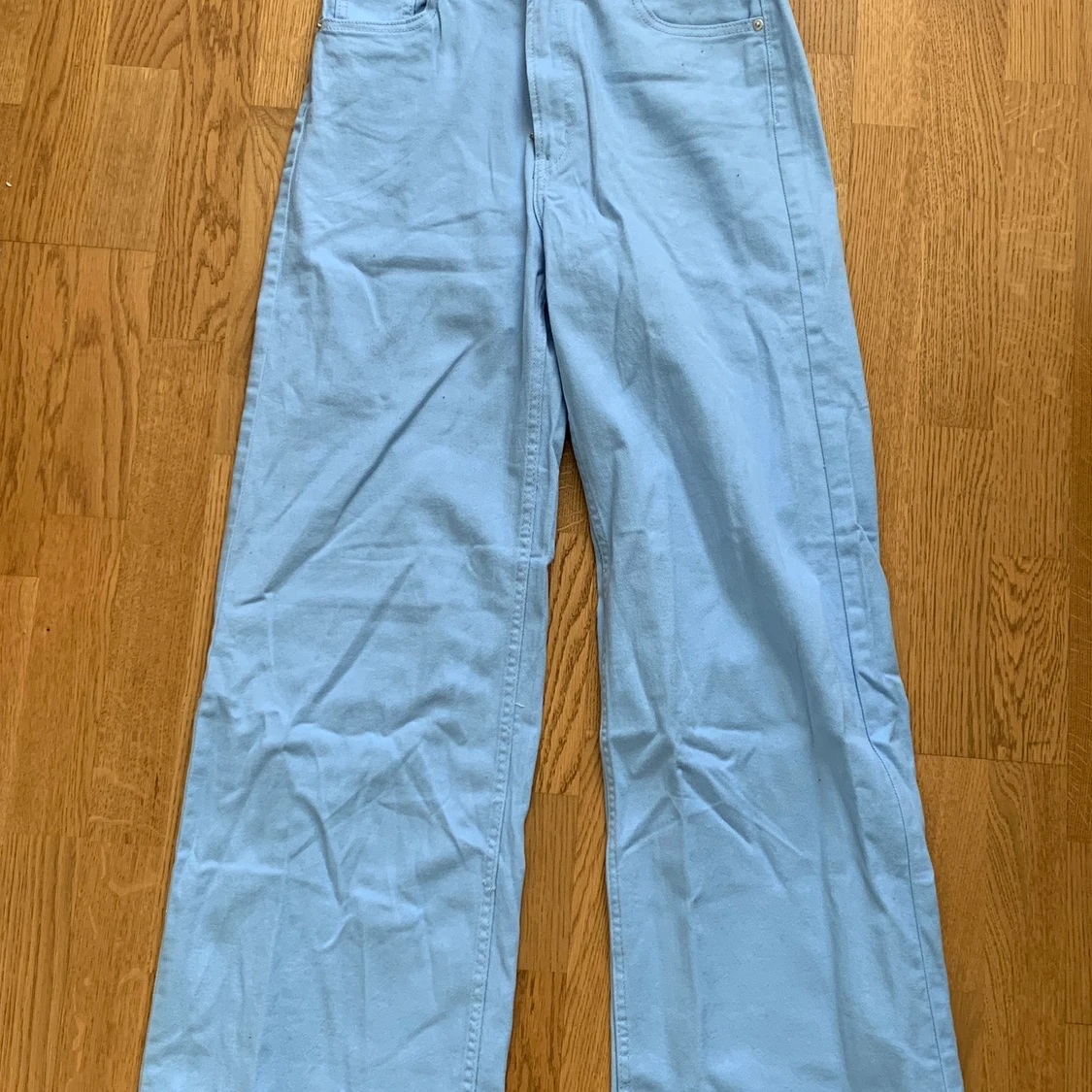 Ljusblåa byxor - 90