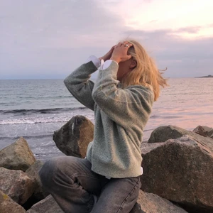 Stickad tröja - Stickad tröja från Carin Wester med små slitsar på armarna💌