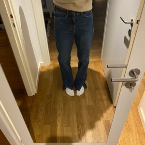 Zara jeans - Ett par coola, marinblå jeans från Zara. Jeansen är marinblå med en slits där nere, jag är 1,68 och de är långa på mig. Jeansen sitter lite baggy vilket gör dem super coola! Köptes för ett halvår sedan men aldrig använda. Storlek 38