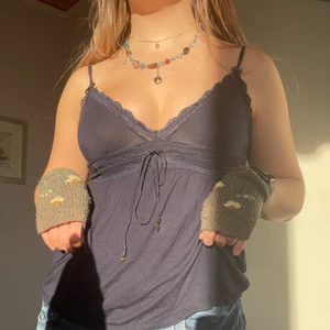 Juicy Couture linne - Intressekoll på detta utsöta linne från Juicy Couture 💙💙 Jättegulligt med spetsditaljer och snörning framm. Står även Juicy på hjärtanen. Storlek M men skulle säga att den sitter med som en S eller Xs (banden blir kanske lite långa men kan man knyta dom eller sy in dom). Skriv om du har några stugor eller vill ha fler bilder🥰 