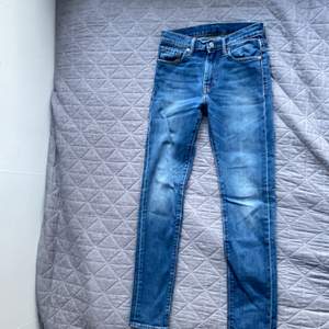 De e somsakt mörkblå Levis jeans bra sick använda några gånger 