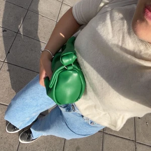Grön ZARA väska  - Denna fantastiska gröna handväska från ZARA kan nu bli din! Använd ett fåtal gånger men är i väldigt bra skick. Perfekt att ha som handväska, cross-body eller som en clutch! Köparen står för frakten om den inte kan mötas💓