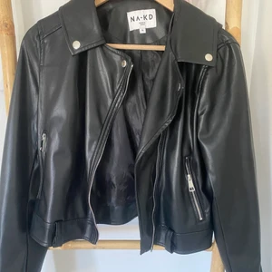 Skinnjacka  - Snygg skinnjacka från NAKD. Nyskick, använd fåtal gånger. Strl 36☀️  (inte äkta skinn)