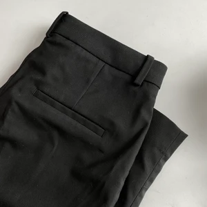 Raka snygga kostymbyxor - Superfina kostymbyxor från H&M! Storlek 38/M. De är högmidjade, raka i modellen, har pressveck samt hängare för skärp. I fint skick! Pris kan diskuteras! <3