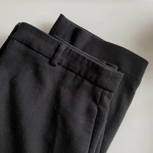 Kostymbyxor för kort person (1,50 - 1,60 m) - Säljer dessa supersnygga och bekväma kostymbyxorna! De är högmidjade, raka i modellen och materialet är mjukt men ändå snyggt! De är dock för korta för mig (jag är 1,65 m) och skulle passa bättre på någon som kanske är mellan 1,50 - 1,60 m lång. Priset är inklusive frakt! <3