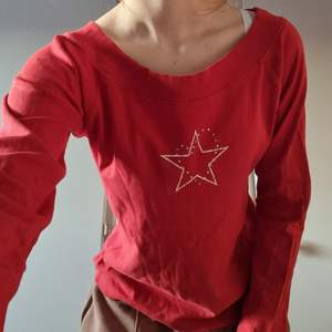 Säljer nu en likadan tröja i röd istället😊 är en strl L på tröjan men den sitter bra på en S också 